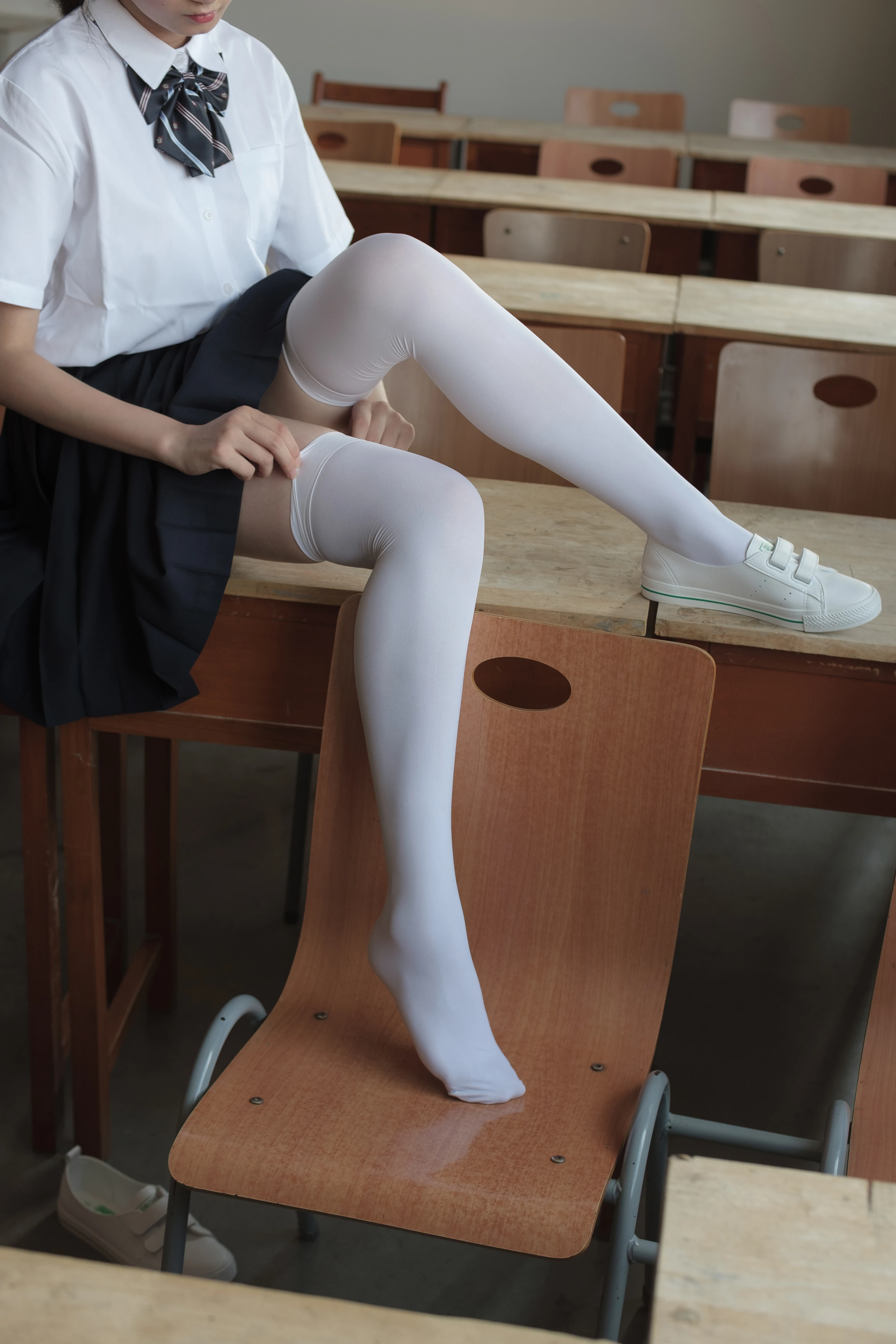 森萝财团 [BETA-022] 教室里的JK白丝少女 [66P]插图2